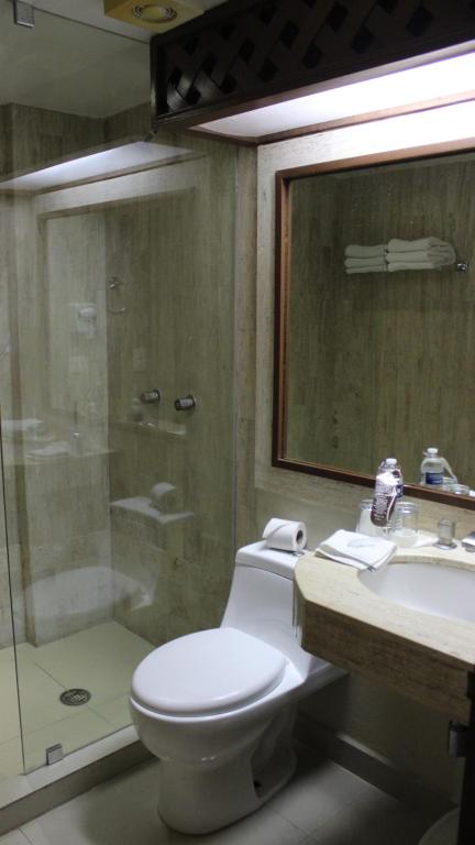 Um banheiro em Hotel Plaza Kokai Cancún