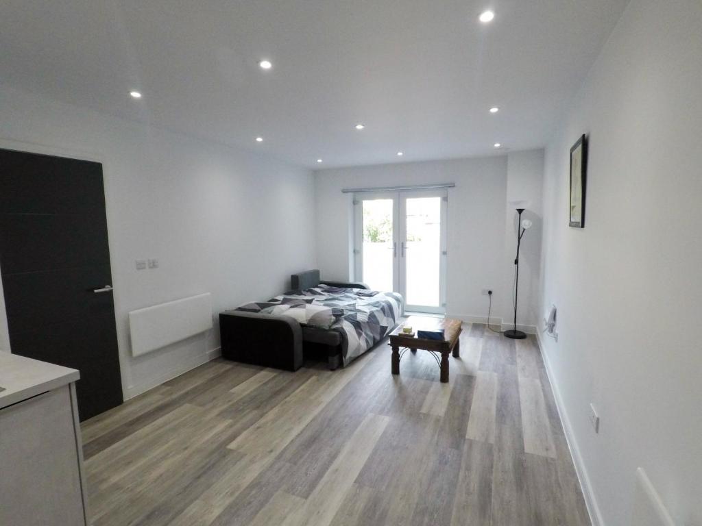 Large NEW Flat In Cardiff City Centre - Sleeps 2