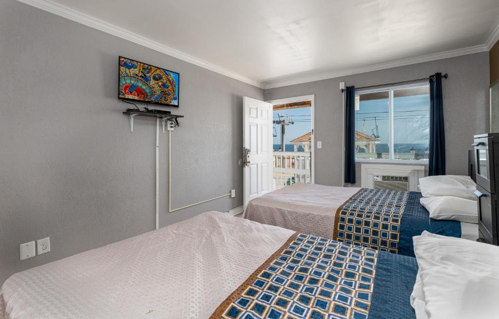 Postel nebo postele na pokoji v ubytování Boardwalk Hotel Charlee & Apartments Beach Hotel Oceanfront