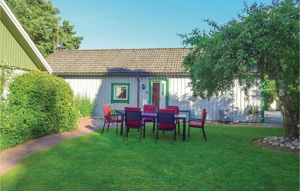een tafel en stoelen voor een huis bij Cozy Home In Hllviken With Wifi in Höllviken
