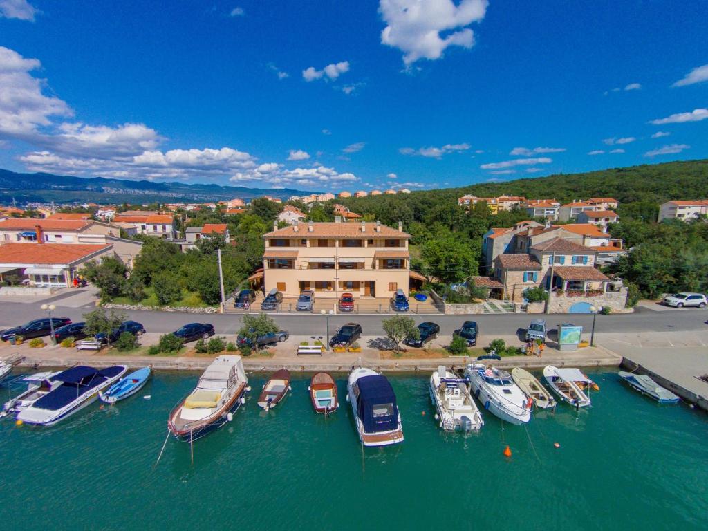 un grupo de barcos están atracados en un puerto en Apartments Insula Aurea en Klimno