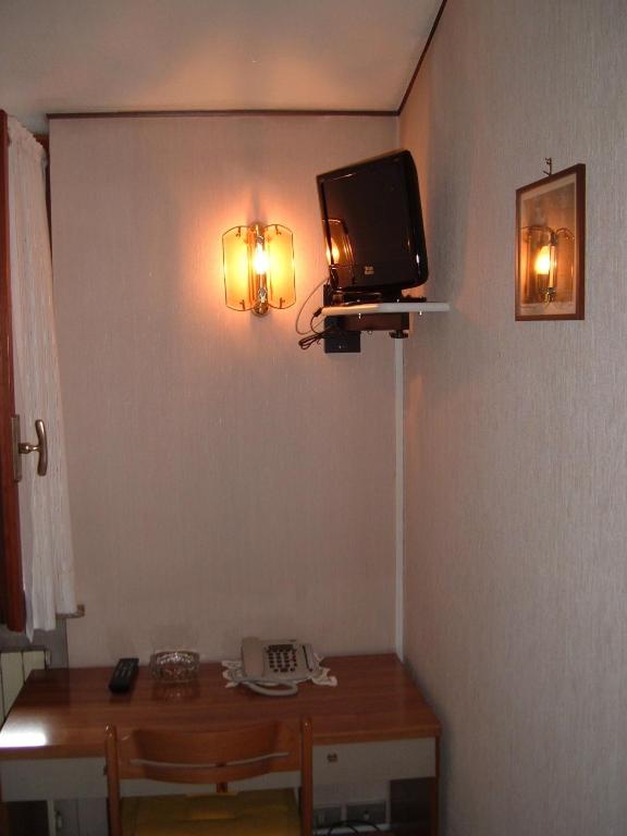 TV a/nebo společenská místnost v ubytování Albergo Luca