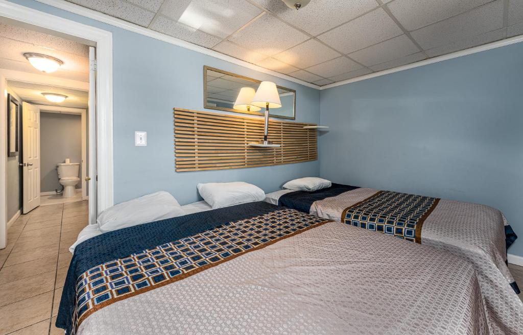 Postel nebo postele na pokoji v ubytování Boardwalk Hotel Charlee & Apartments Beach Hotel Oceanfront