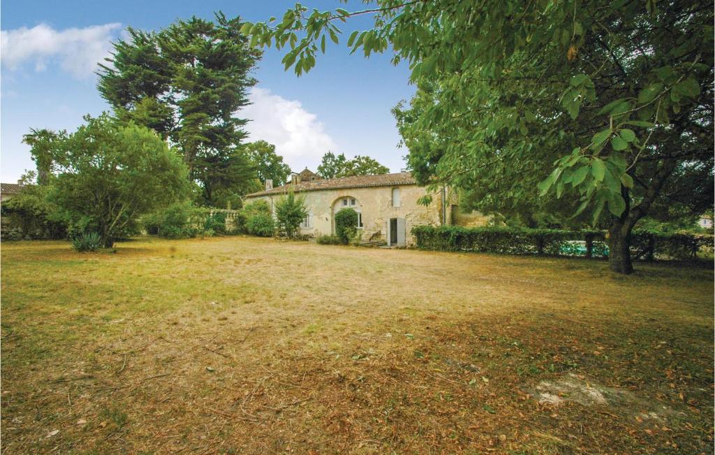 ein altes Haus mit einem großen Garten mit Bäumen in der Unterkunft Beautiful Home In St Germain With Kitchen in Saint-Germain-de-la-Rivière