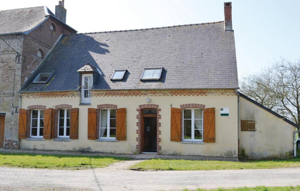 ein altes weißes Haus mit schwarzem Dach und Fenstern in der Unterkunft Stunning Home In Chigny With Kitchen in Chigny