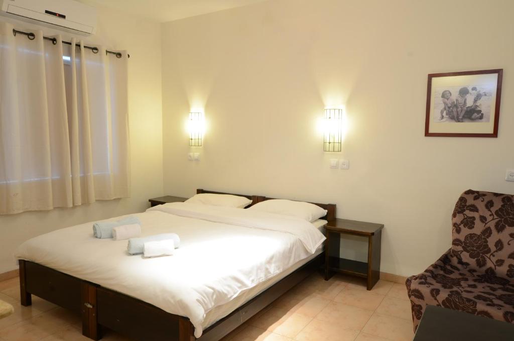 Postel nebo postele na pokoji v ubytování כפר הנופש קיבוץ גדות Kibbutz Gadot Galilean Resort