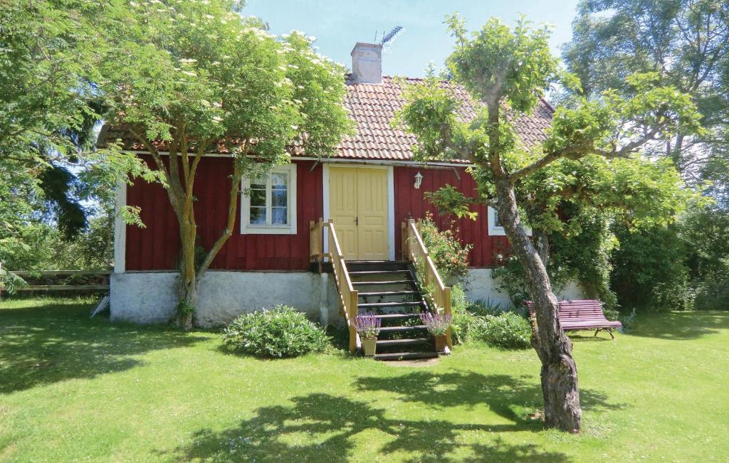 En trädgård utanför Nice Home In Borgholm With Kitchen