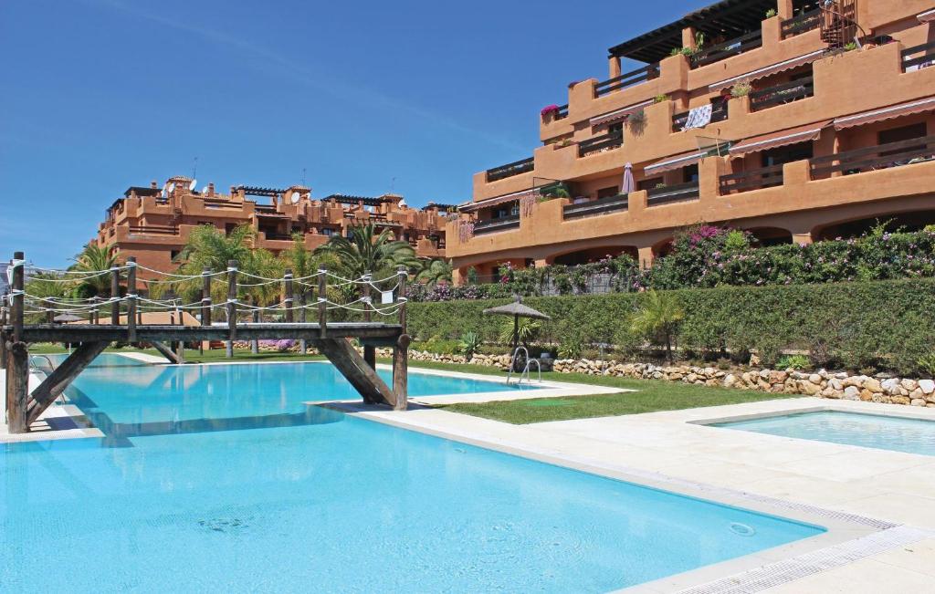 une piscine en face d'un grand bâtiment dans l'établissement Cozy Apartment In Estepona With Sauna, à Estepona
