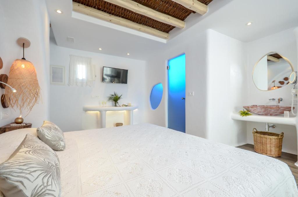 Łóżko lub łóżka w pokoju w obiekcie Naxos Island Escape Suites