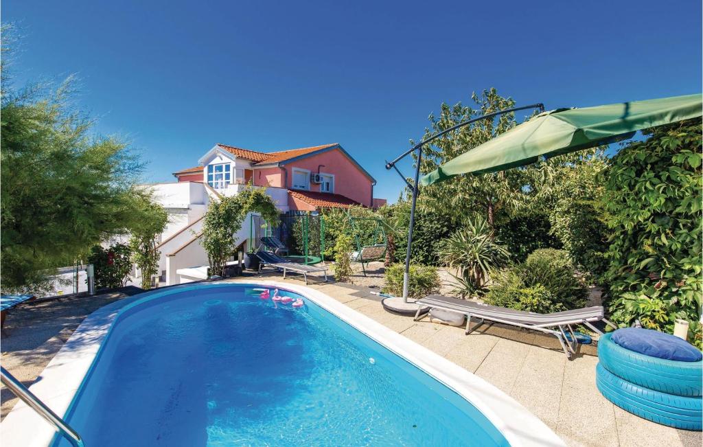 uma piscina num quintal com uma casa em Stunning Home In Cavle With Outdoor Swimming Pool em Čavle