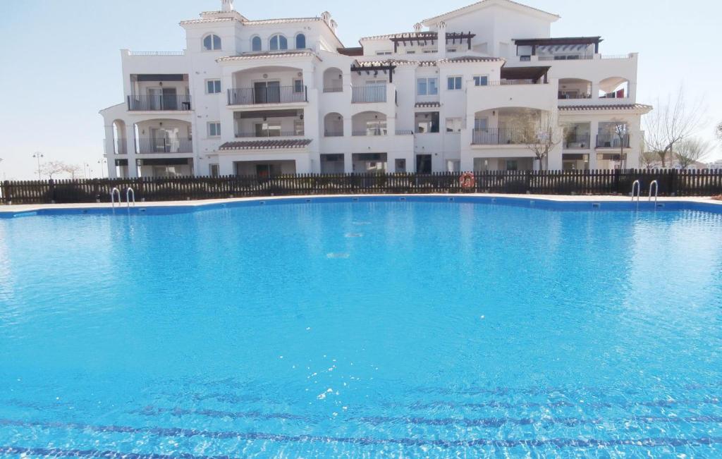ein großer blauer Swimmingpool vor einem Gebäude in der Unterkunft Two-Bedroom Apartment Sucina Murcia With Lake View 03 in Sucina