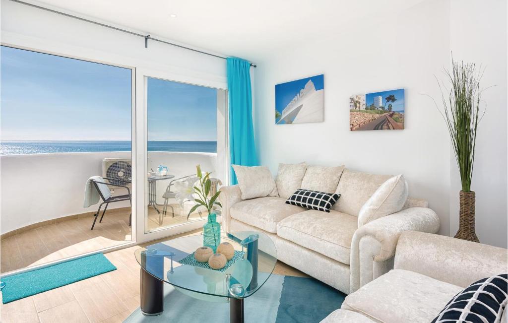 Sitio de Calahondaにある2 Bedroom Lovely Apartment In Calahondaのリビングルーム(ソファ付)が備わり、海の景色を望めます。