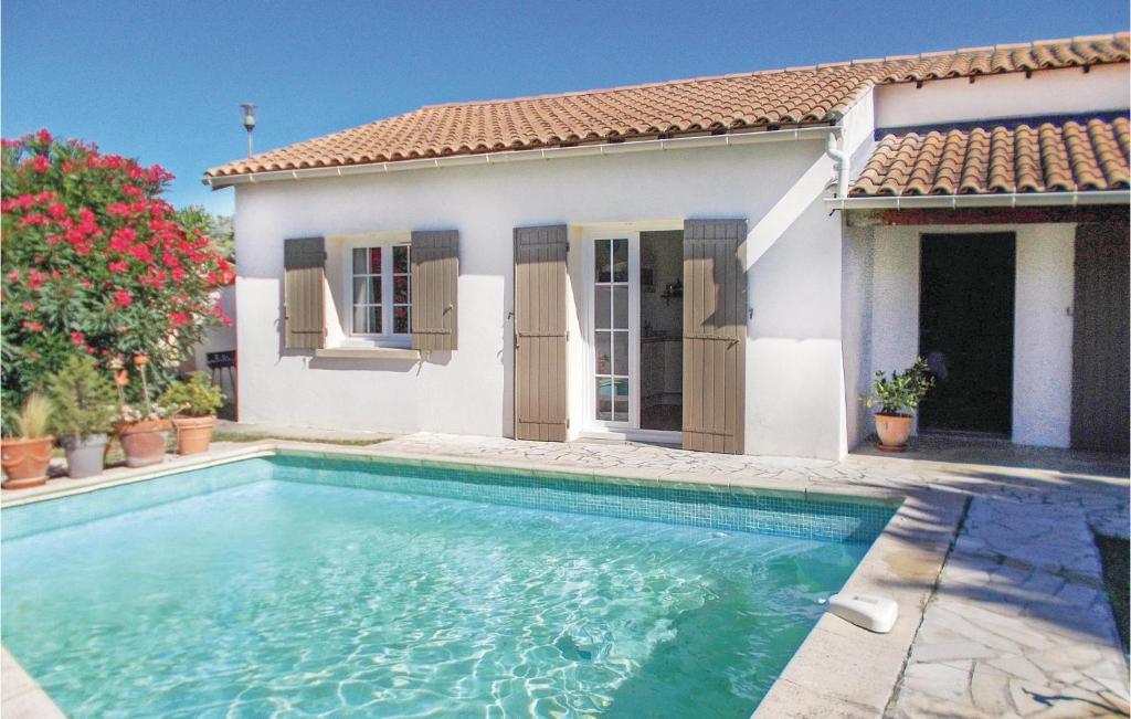 una villa con piscina di fronte a una casa di Lovely Home In Les Angles With Private Swimming Pool, Can Be Inside Or Outside a Les Angles Gard