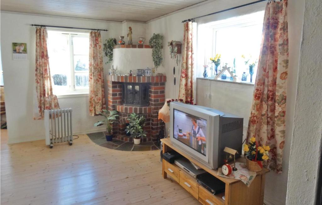 En TV eller et underholdningssystem på Stunning Apartment In Ombo With Kitchenette