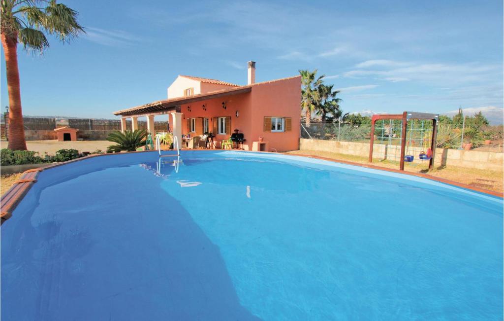 ムロにあるBeautiful Home In Muro With 2 Bedrooms And Outdoor Swimming Poolの家の前の青い大型スイミングプール
