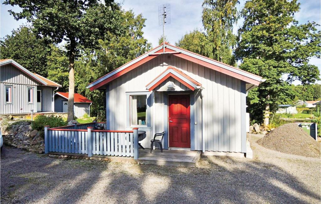 um pequeno barracão com uma porta vermelha na entrada da garagem em Lovely Home In Heberg With Kitchen em Heberg