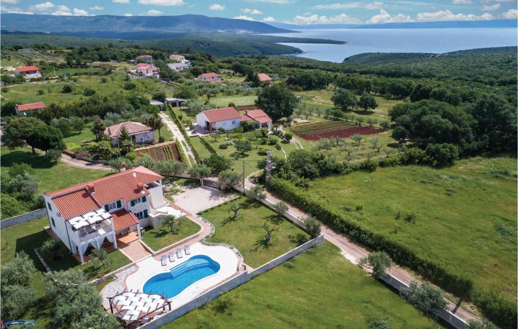 - une vue aérienne sur une maison avec une piscine dans l'établissement Nice Home In Krnica With Kitchen, à Peruški