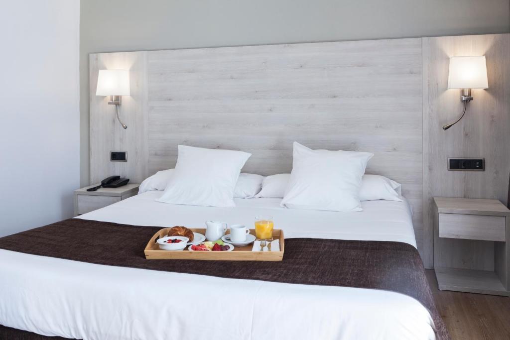 Postel nebo postele na pokoji v ubytování Hotel Helios Lloret