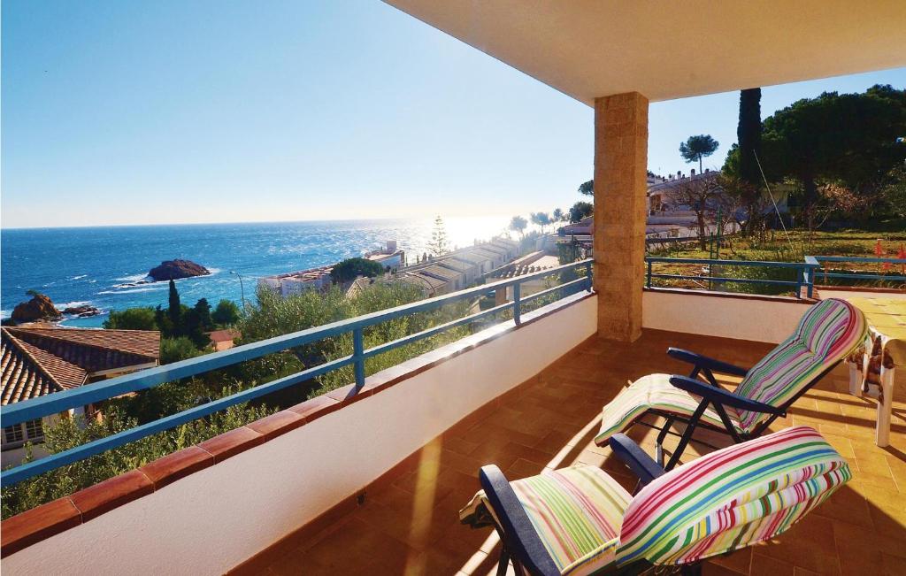 2 sillas en un balcón con vistas al océano en Beautiful Home In Tossa De Mar With House Sea View, en Tossa de Mar