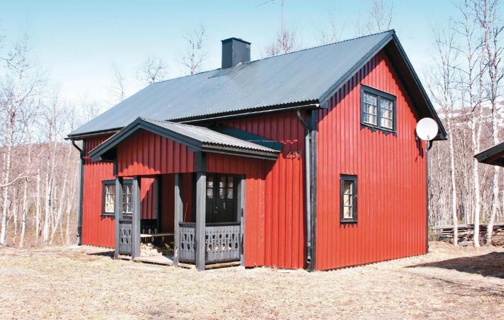 un granero rojo con techo negro en Stunning Home In Trnaby With Kitchen, en Tärnaby