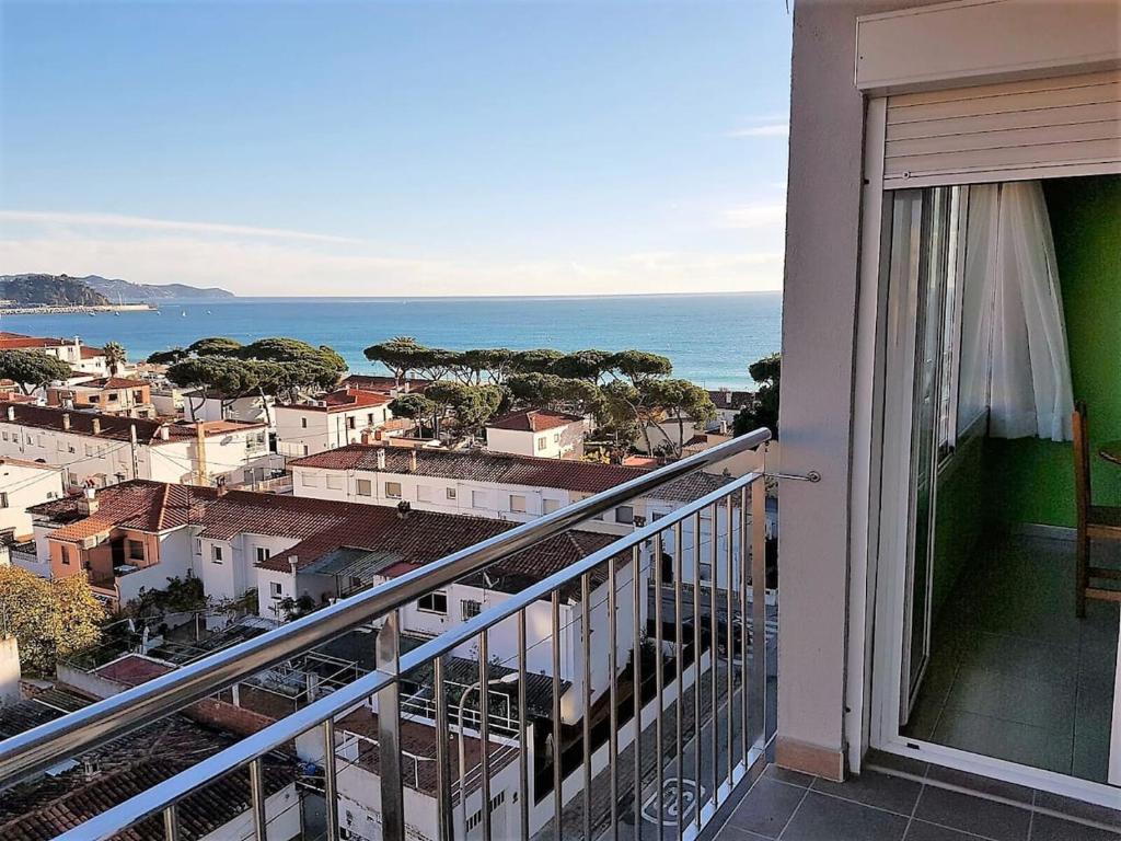 Un balcón con vista a una ciudad y al océano. en BRAVAHOLIDAYS-110-Kristel-6-33, en Blanes