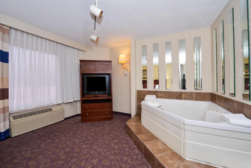 Lamplighter Inn-South - King Room Met Spa -bad