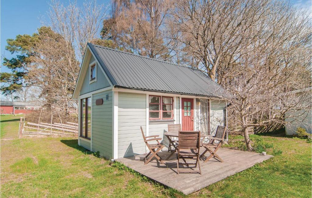 a tiny house with a table and chairs on a deck at Gorgeous Studio In Visby With Wifi in Fole