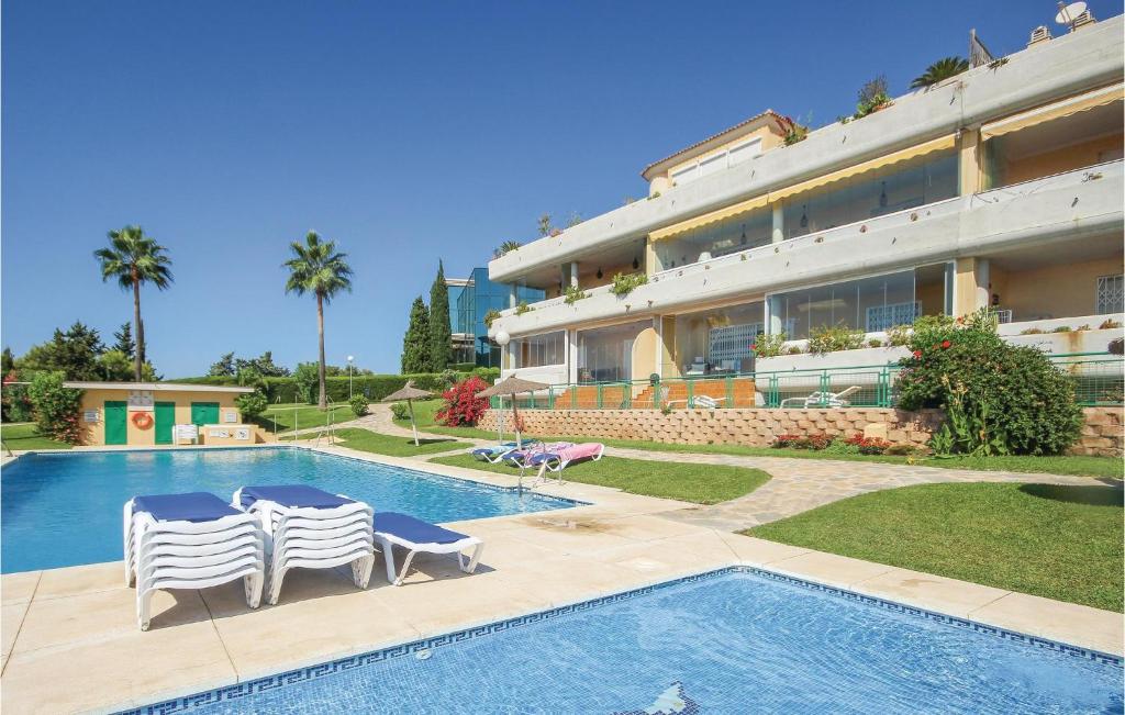 マルベーリャにあるStunning Apartment In Marbella With Swimming Poolのスイミングプール(椅子2脚付)