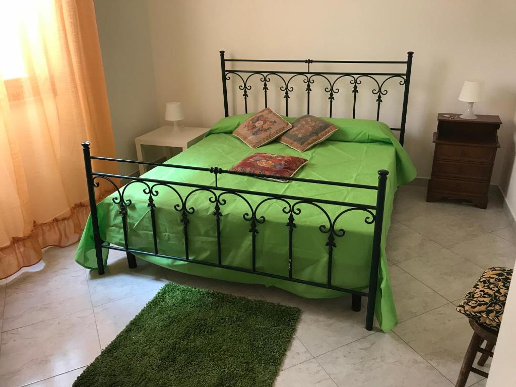 アヴォラにあるvia marchesi Avola (sr)の緑のベッド(枕2つ付)