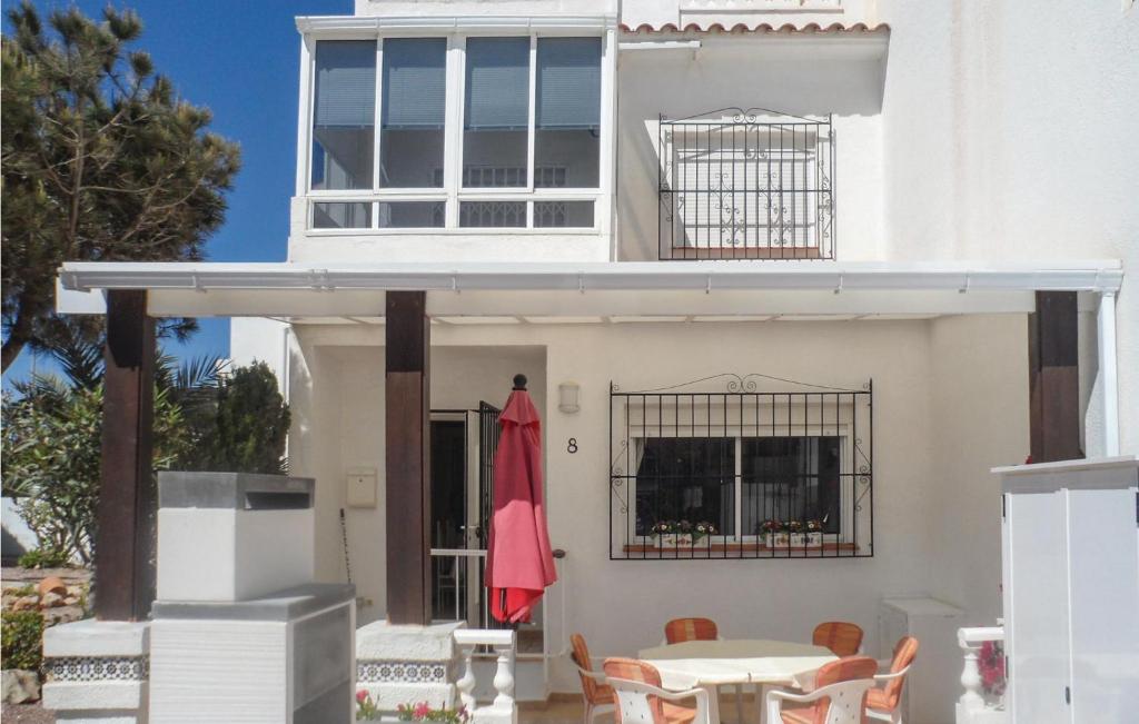 トレビエハにあるStunning Home In Torrevieja With 3 Bedrooms, Wifi And Outdoor Swimming Poolの白い家