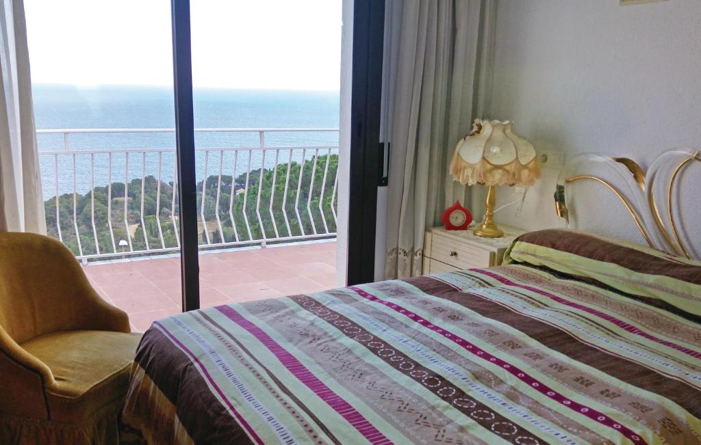 Postel nebo postele na pokoji v ubytování Cozy Home In Blanes With House Sea View