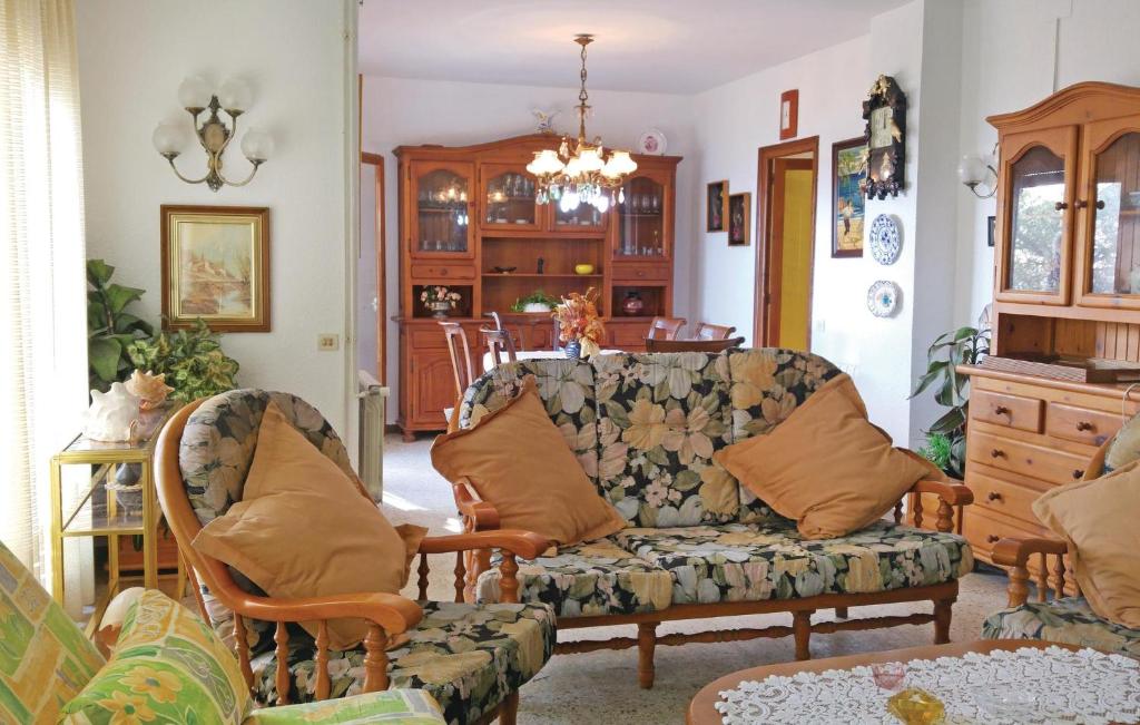 Posezení v ubytování Cozy Home In Blanes With House Sea View