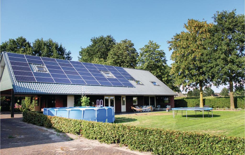 Boekel的住宿－Awesome Home In Boekel With Wifi，屋顶上设有太阳能电池板的房子