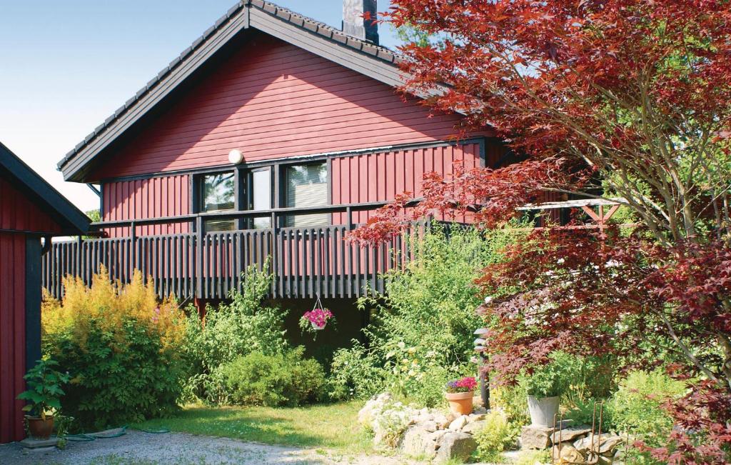 een rood huis met een tuin ervoor bij Lovely Studio In Mrrum With Wifi in Mörrum
