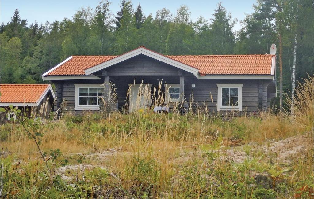 uma pequena casa no meio de um campo em Nice Home In Grums With Kitchen em Västra Malsjö