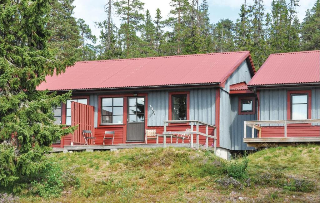 una casa roja y gris con techo rojo en Gorgeous Apartment In Slen With House A Mountain View, en Sälen