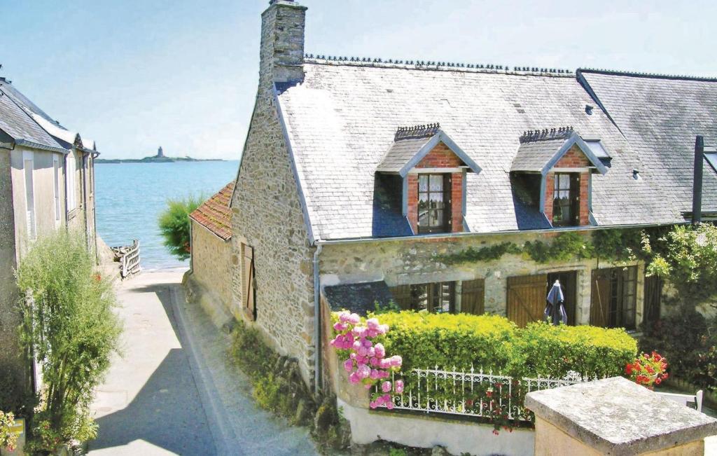 une maison avec des fleurs sur son côté dans l'établissement 2 Bedroom Amazing Home In Morsalines, à Morsalines