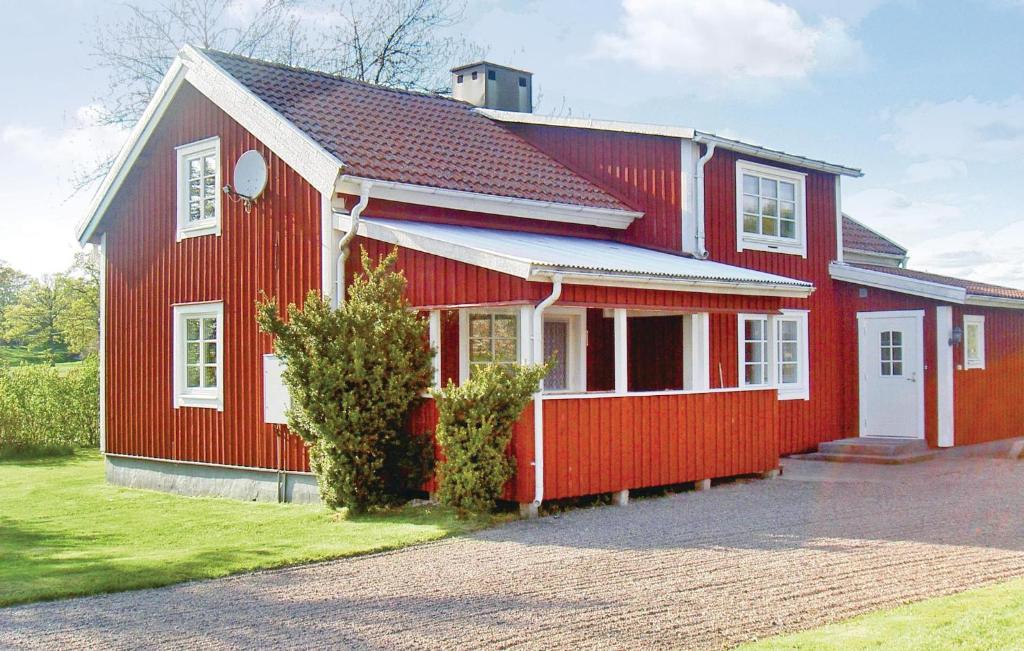 een rood huis met een rood dak bij Holiday home Flattinge Vittaryd IV in Kvänarp