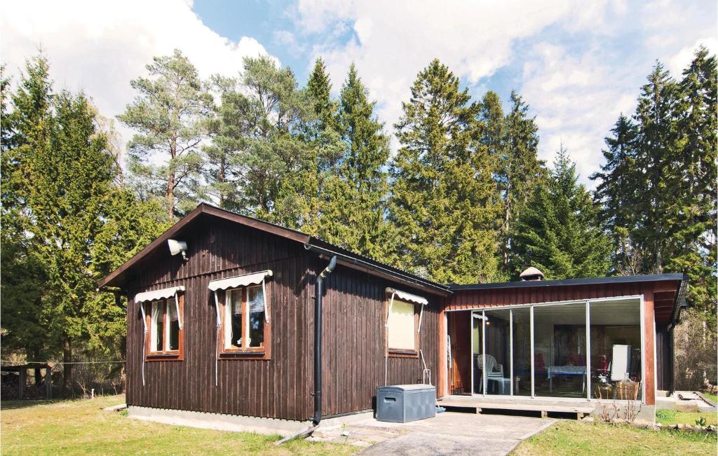 una pequeña casa con una gran ventana en un patio en Amazing Home In Slite With Wifi, en Åminne