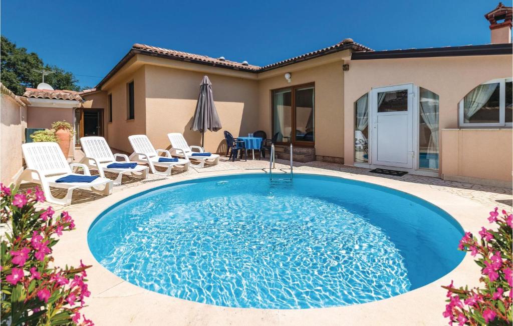 uma piscina no quintal de uma casa em Beautiful Home In Marcana With Wifi em Marčana