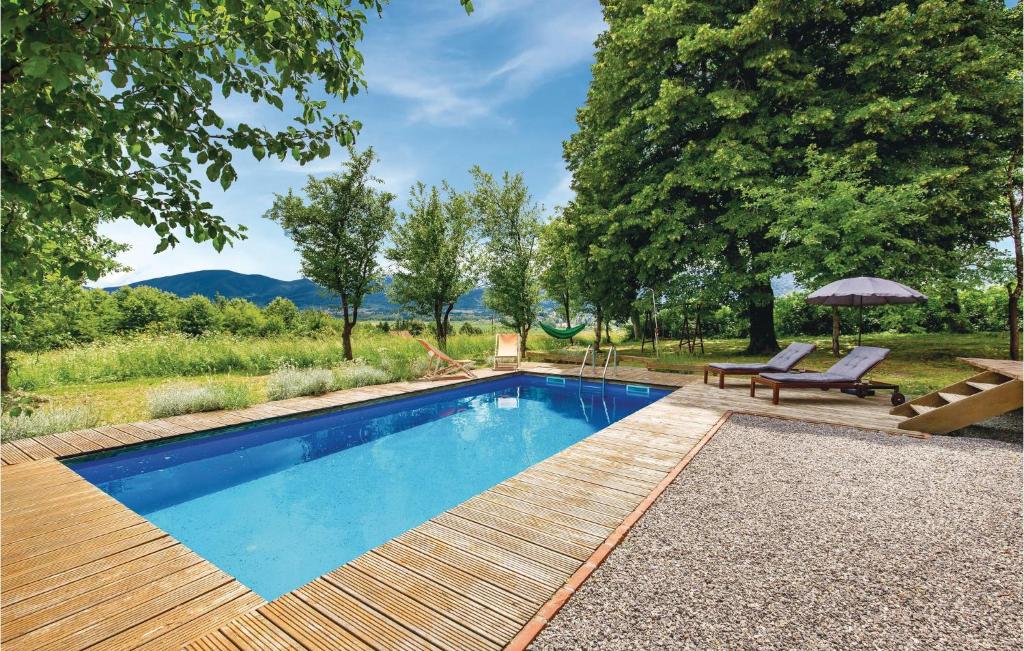 una piscina con una terraza de madera y un banco en Amazing Home In Plaski With Sauna, en Plaški
