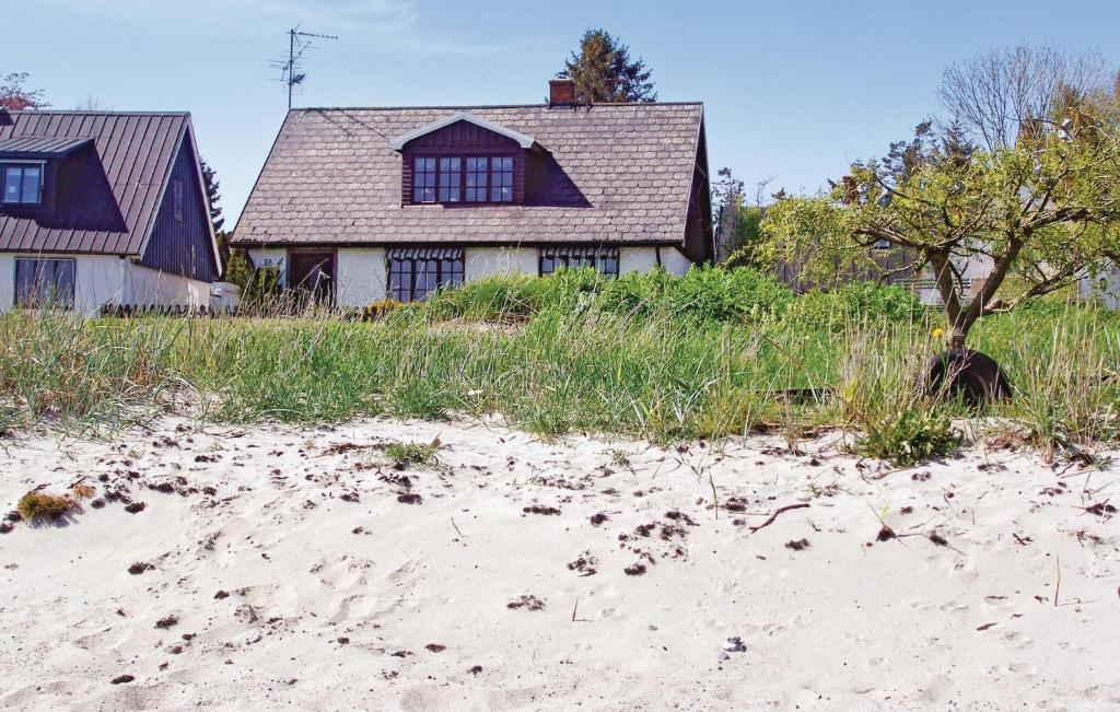 AbbekåsにあるStunning Home In Abbeks With 3 Bedroomsの砂浜の上に腰掛けた家