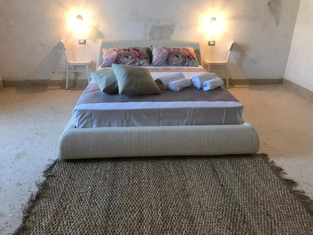- un grand lit avec 2 oreillers dans l'établissement Dimora il Granaio, à Ugento