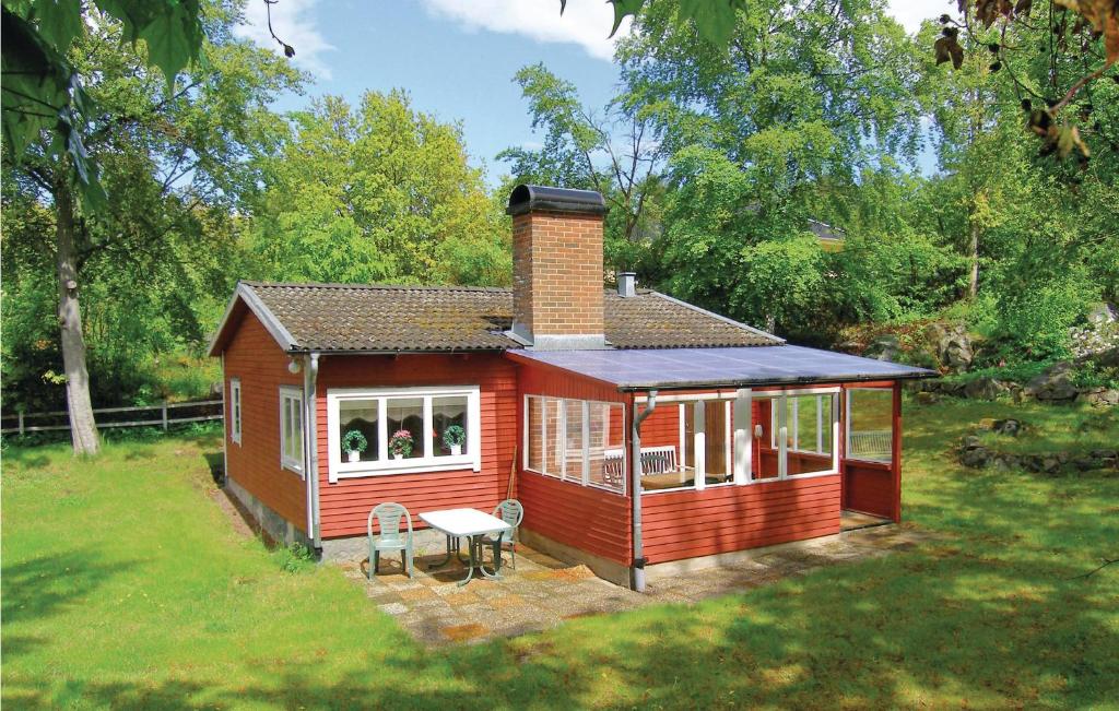 ロンネビューにあるAwesome Home In Ronneby With 2 Bedrooms And Internetの小さな赤い家