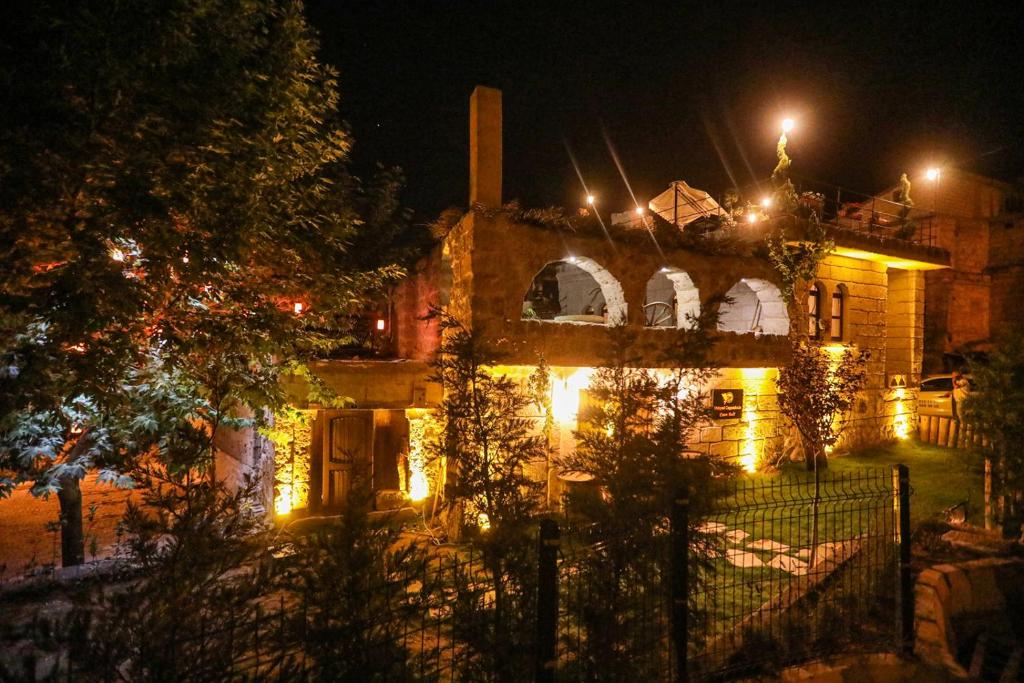 Una casa iluminada por la noche con luces de Navidad en Mahperi Cappadocia Cave, en Nevşehir