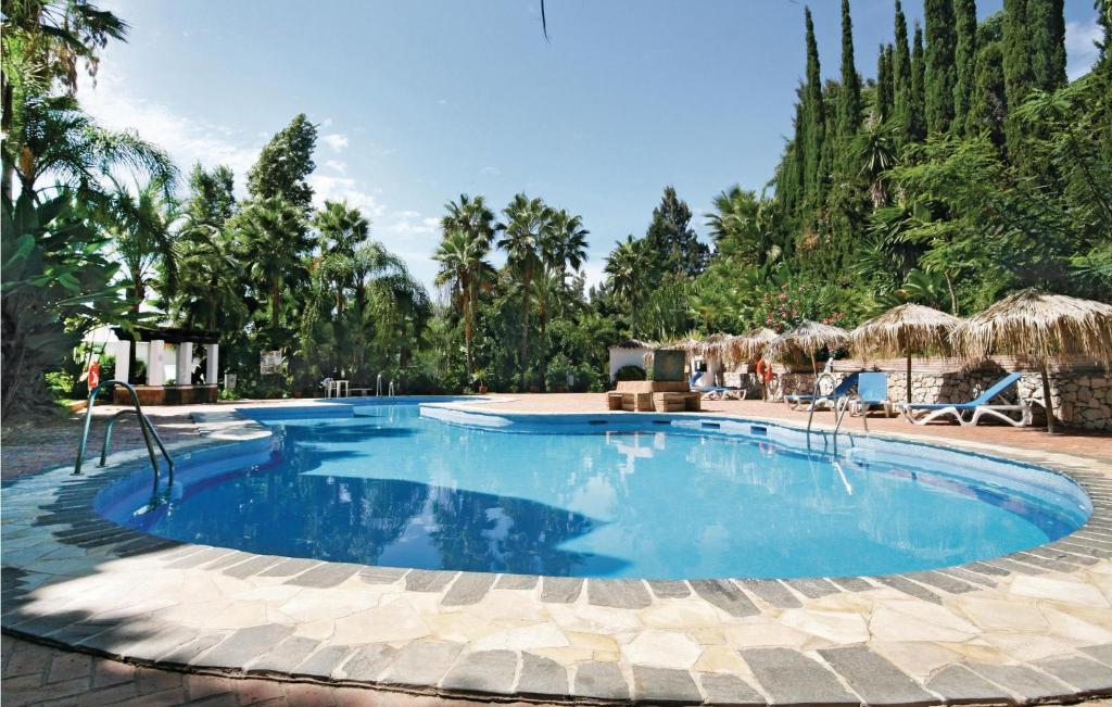 una gran piscina de agua azul en un complejo en Stunning apartment in Marbella-Las Chapas with 2 Bedrooms, WiFi and Outdoor swimming pool, en Marbella