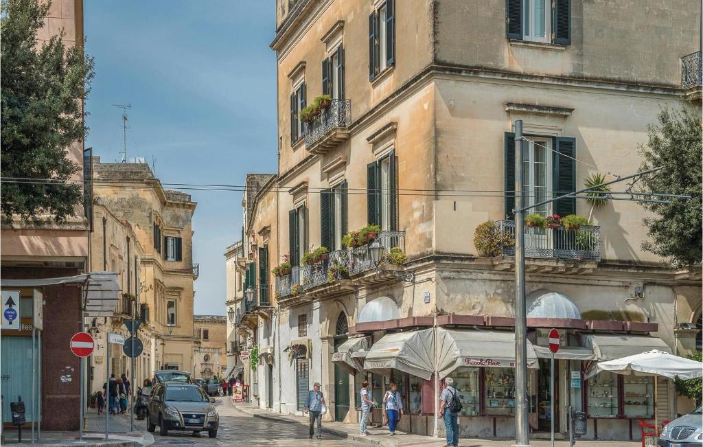 レッチェにあるStunning Apartment In Lecce Le With 1 Bedrooms And Wifiの通りを歩く人々のいる道路の建物