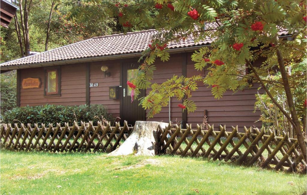 クラウスタール・ツェラーフェルトにあるFerienpark Waldsee,kaminhausの木製の柵を前にした小さな家