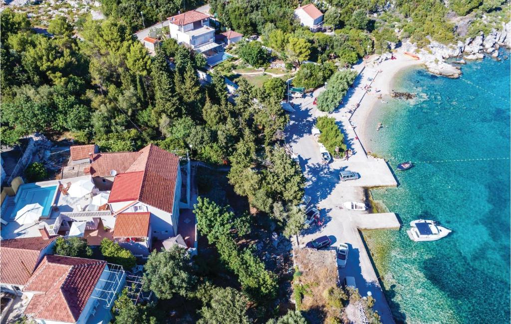 an aerial view of a house and the beach at Beautiful Home In Sipan With 6 Bedrooms, Wifi And Outdoor Swimming Pool in Suđurađ
