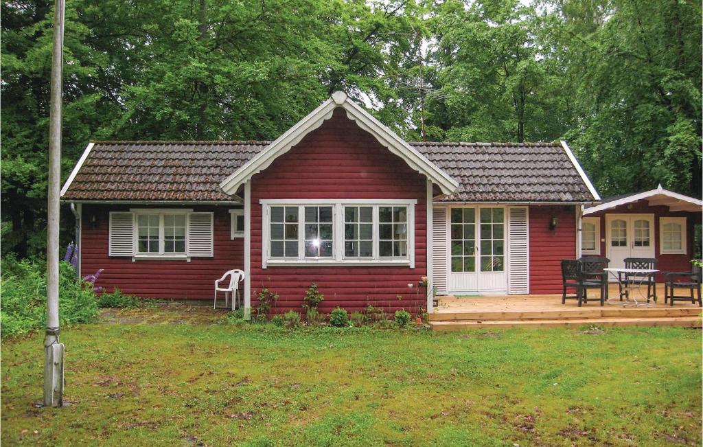 イースタッドにある2 Bedroom Lovely Home In Ystadの小さな赤い家(ポーチ付)